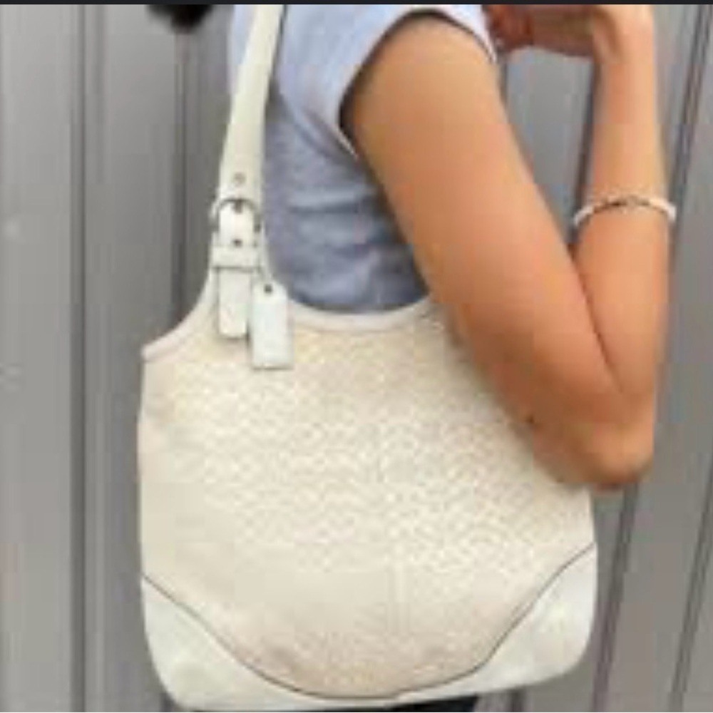 Coach Vintage Soho Sm Signature
Logo & Leather 7025